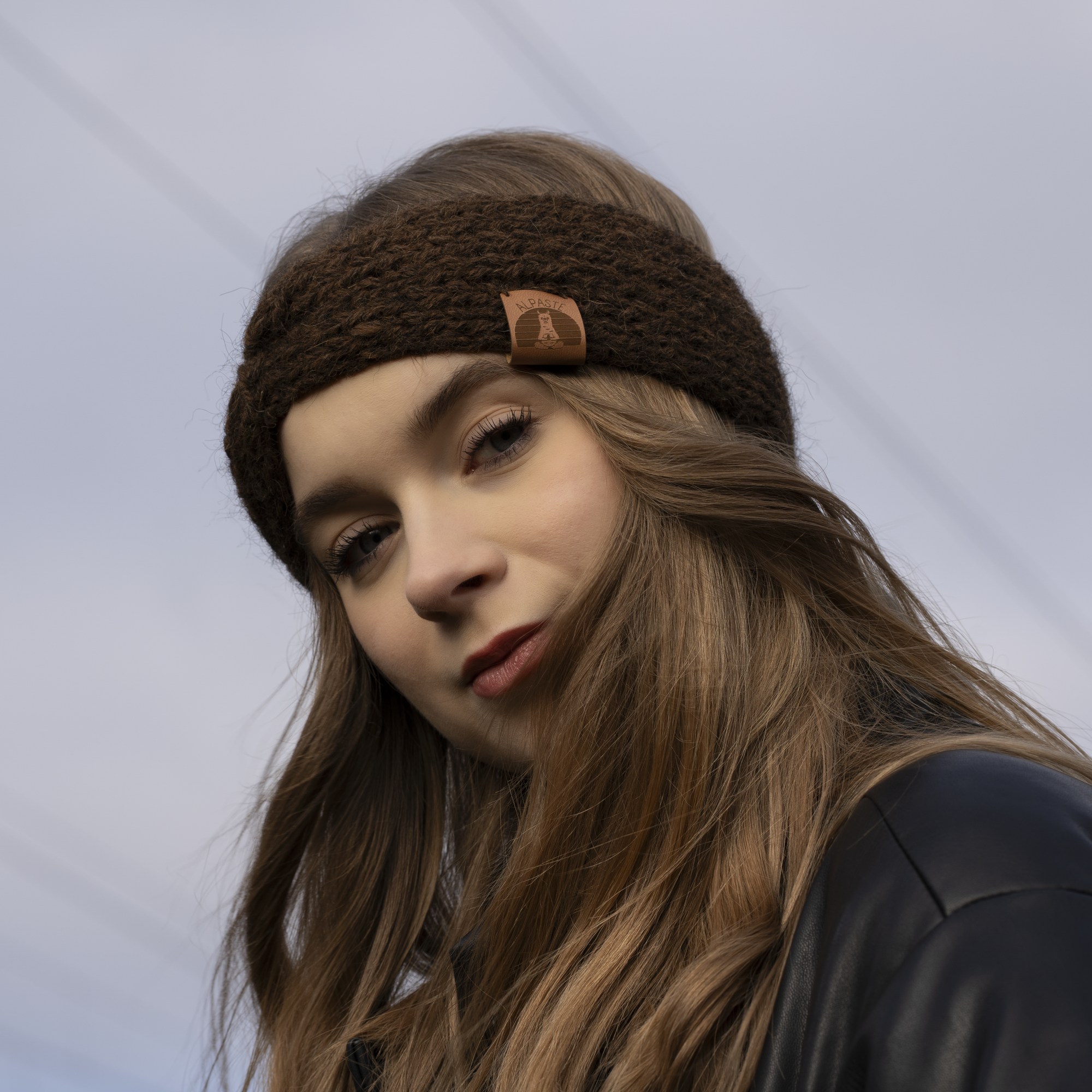 Naturalna opaska z wełny alpak – brązowa, ręcznie robiona