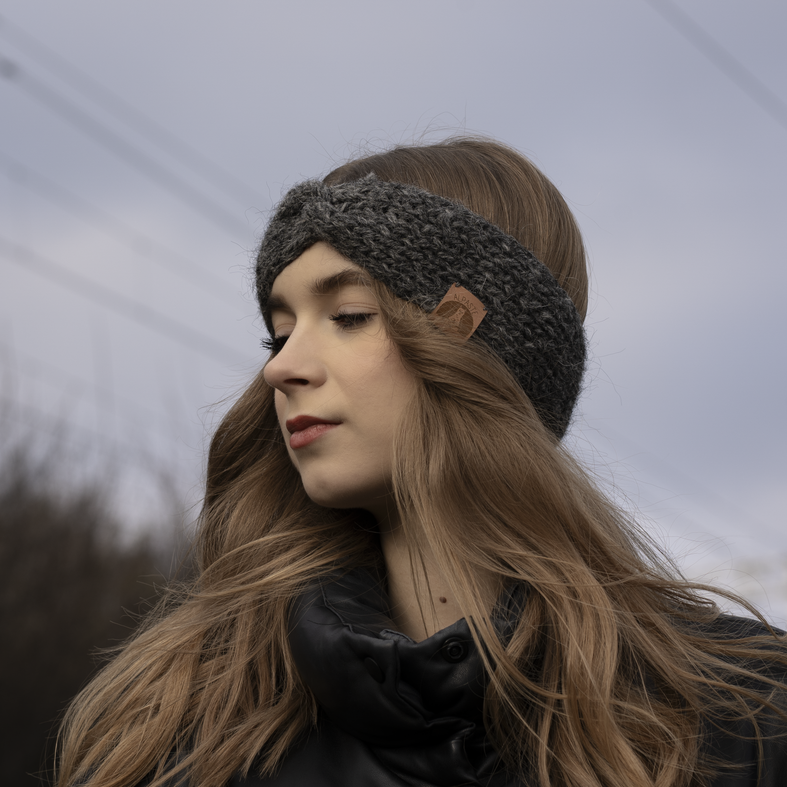 Naturalna opaska z wełny alpak – szara, ręcznie robiona