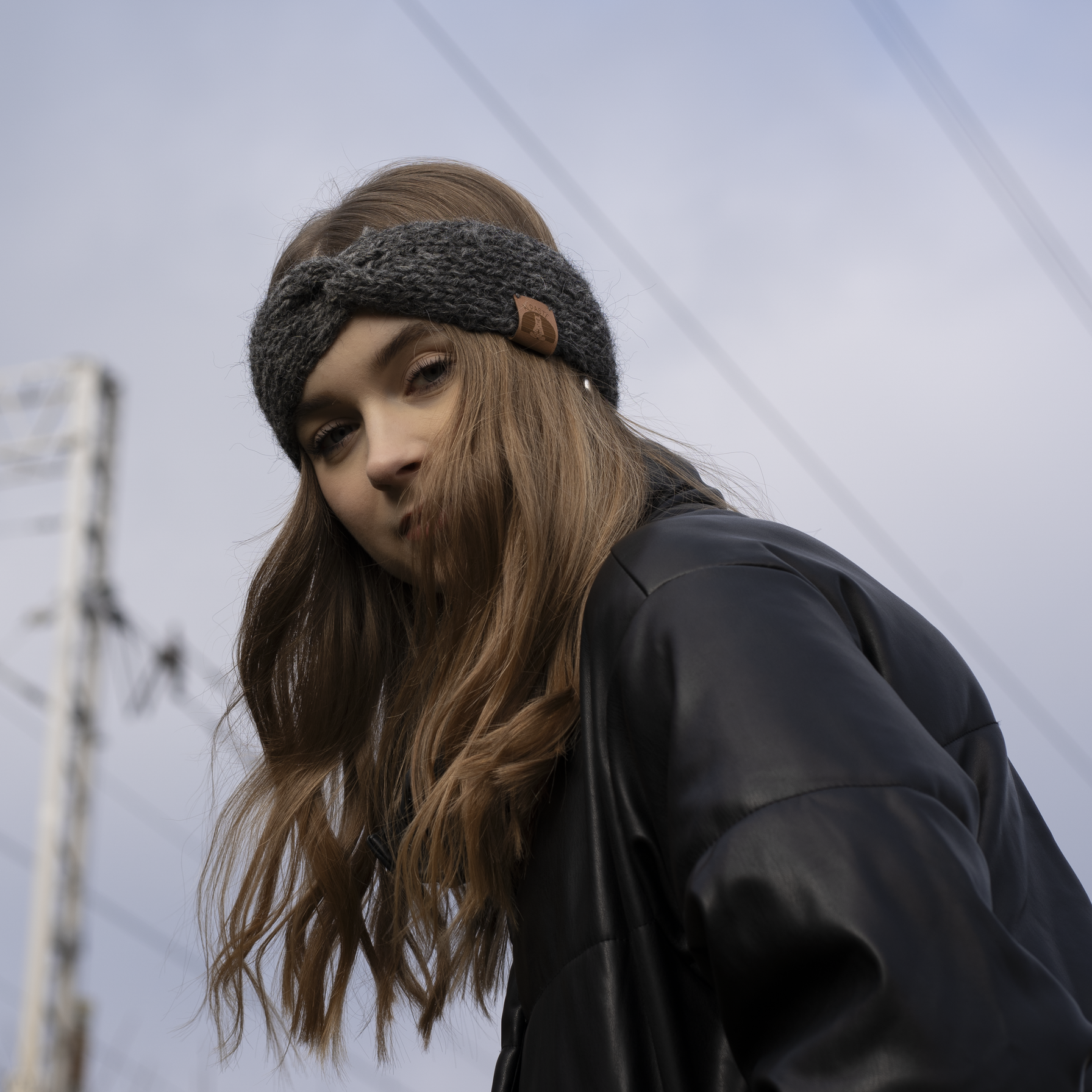 Naturalna opaska z wełny alpak – szara, ręcznie robiona